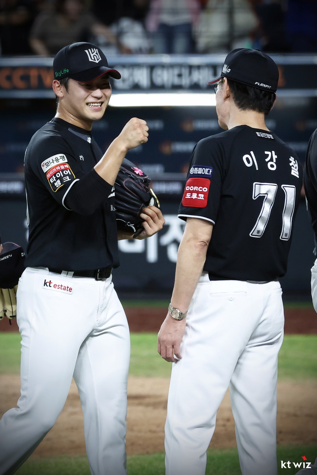 KT 박영현(왼쪽)이 5일 대전 한화전에서 승리 후 이강철 감독과 인사를 나누고 있다. /사진=KT 위즈 제공