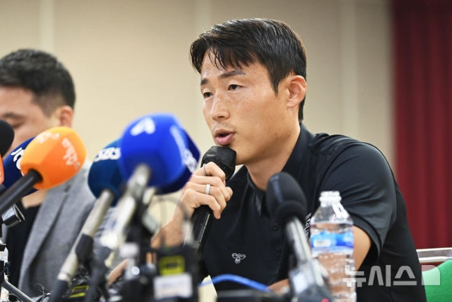 승부 조작 혐의로 중국축구협회로부터 영구 제명 징계를 받은 축구 국가대표 출신 손준호(당시 수원FC)가 지난해 9월 11일 경기도 수원시 장안구 수원시체육회관에서 열린 기자회견에서 입장을 밝히고 있다. /사진=뉴시스