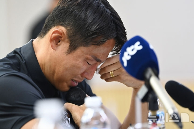 승부 조작 혐의로 중국축구협회로부터 영구 제명 징계를 받은 축구 국가대표 출신 손준호(당시 수원FC)가 지난해 9월 11일 경기도 수원시 장안구 수원시체육회관에서 열린 기자회견 중 눈물을 훔치고 있다. /사진=뉴시스