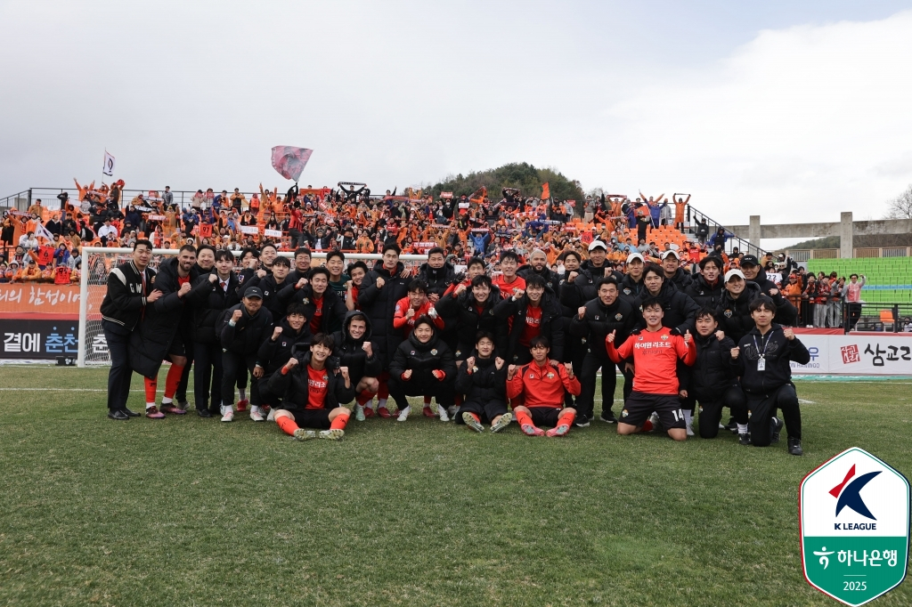 지난 4월 춘천송암스포츠타운주경기장에서 열린 광주FC전 승리 후 기념 사진을 촬영하고 있는 강원FC 선수들과 팬들. /사진=한국프로축구연맹 제공