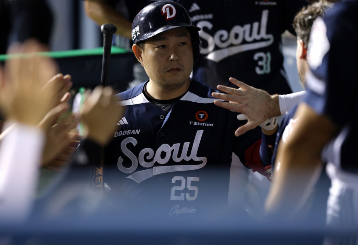 두산 베어스 양의지가 6일 잠실 LG전에서 만루홈런을 친 뒤 더그아웃에서 동료들과 하이파이브를 하고 있다. /사진=두산 베어스 제공