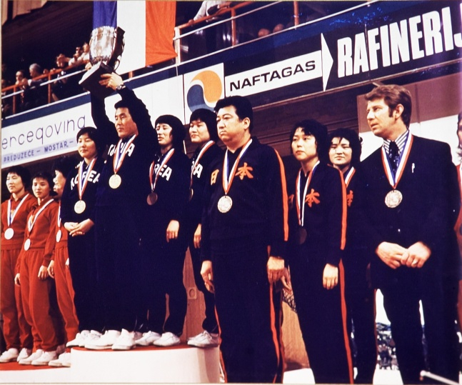 한국 탁구는 여자팀이 두 번의 우승을 기록했다. 1973년 사라예보 대회 시상식 장면. /사진=한국탁구협회 제공