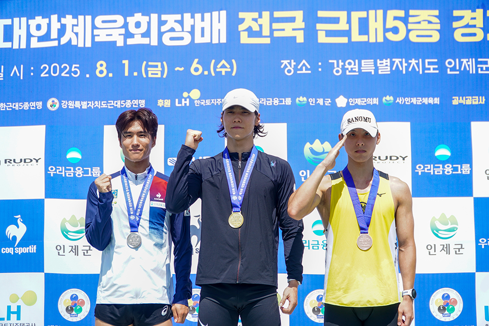 제3회 대한체육회장배 전국근대5종경기대회 남자 일반부 금메달을 차지한 소현석(가운데). 왼쪽은 은메달 이주찬, 오른쪽은 김유빈. /사진=대한근대5종연맹