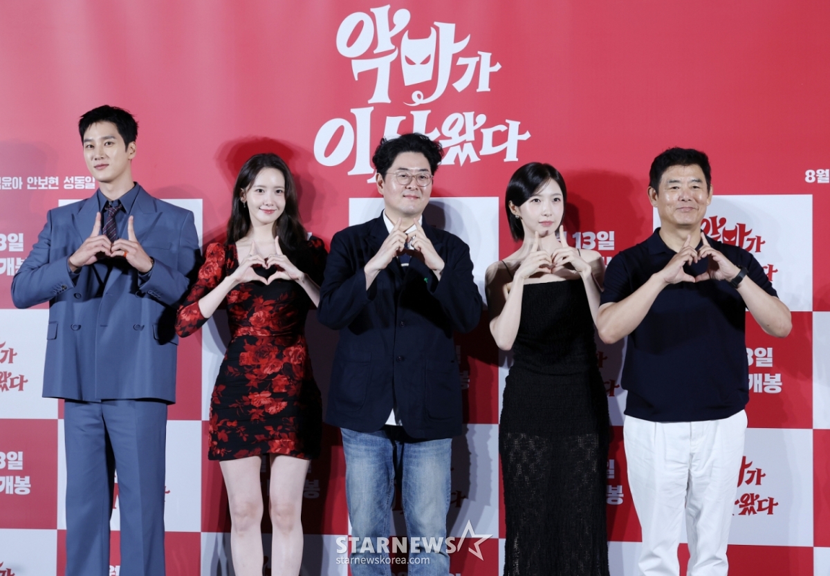 배우 안보현, 임윤아, 이상근 감독, 배우 주현영, 성동일이 9일 서울 용산구 CGV용산아이파크몰에서 진행된 영화 '악마가 이사왔다(이상근 감독)' 제작보고회에 참석해 포즈를 취하고 있다. /2025.07.09 /사진=김휘선 hwijpg@