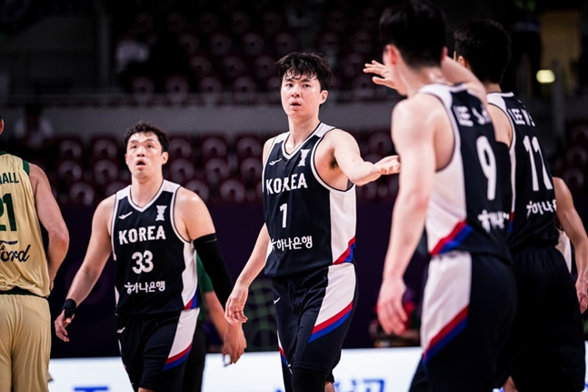 이현중(가운데). /사진=FIBA 공식 홈페이지