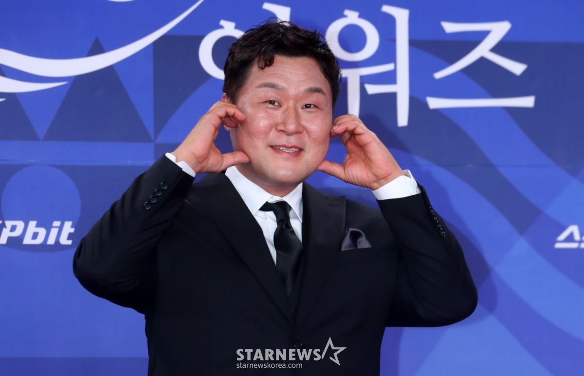 [인천=뉴시스] 김혜진 기자 = 배우 윤경호가 18일 오후 인천 중구 파라다이스시티에서 열린 제4회 청룡시리즈어워즈에서 포즈를 취하고 있다. 2025.07.18. jini@newsis.com /사진=김혜진
