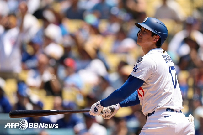 오타니 쇼헤이가 7일(한국시간) 2025 MLB 정규시즌 세인트루이스전에서 홈런을 치고 응시하고 있다. /AFPBBNews=뉴스1