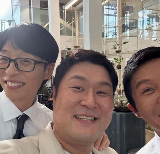 (왼쪾부터) 유재석, 윤경호, 조세호 /사진=윤경호 SNS