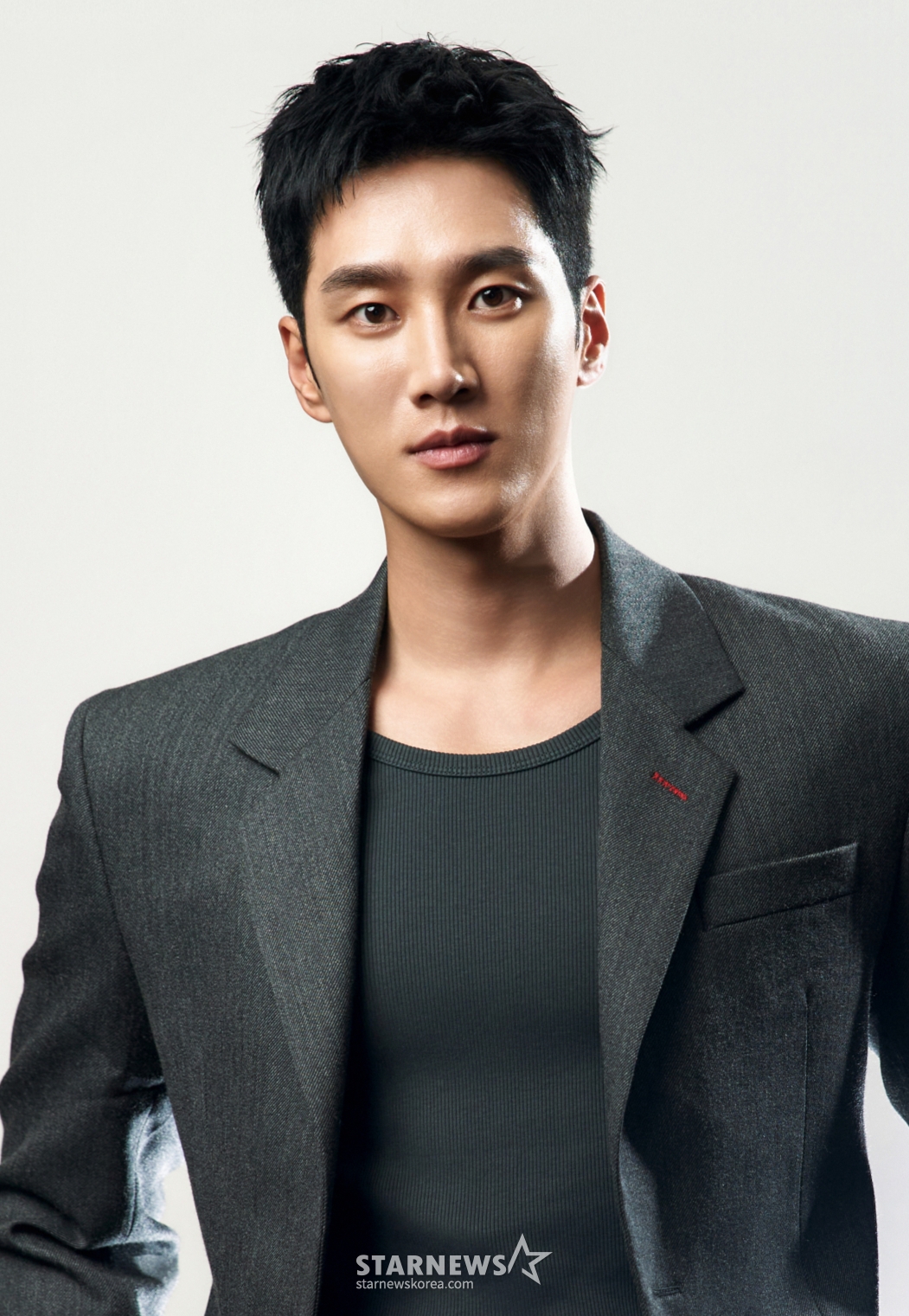 영화 '악마가 이사왔다'의 주연배우 안보현이 7일 진행된 라운드 인터뷰를 위해 포즈를 취하고 있다. /사진제공=CJENM 2025.08.07 /사진=이동훈 photoguy@