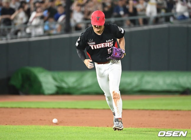 KIA 타이거즈 김도영이 7일 부산 롯데전에서 5회말 무사 1루 상황 때 롯데 자이언츠 윤동희의 타구를 처리하다가 왼쪽 햄스트링 쪽에 통증을 느끼고 있다.