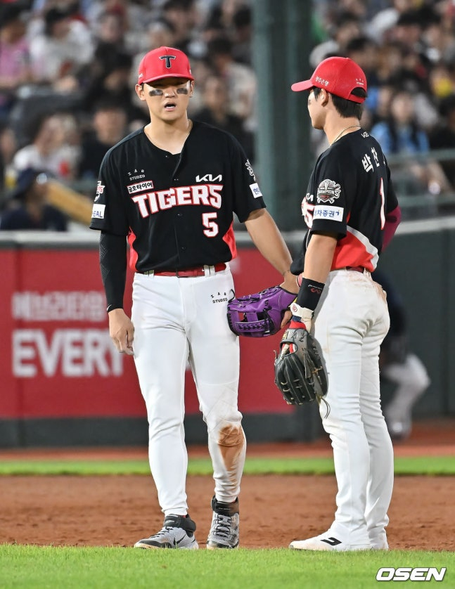 KIA 타이거즈 김도영(왼쪽)이 7일 부산 롯데전에서 5회말 무사 1루 상황 때 롯데 자이언츠 윤동희의 타구를 처리하다가 왼쪽 햄스트링 쪽에 통증을 호소하고 있다. 