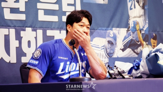 오승환이 취재진의 질문에 답변하기 어려운 듯 곤란해하고 있다. /사진=강영조 선임기자