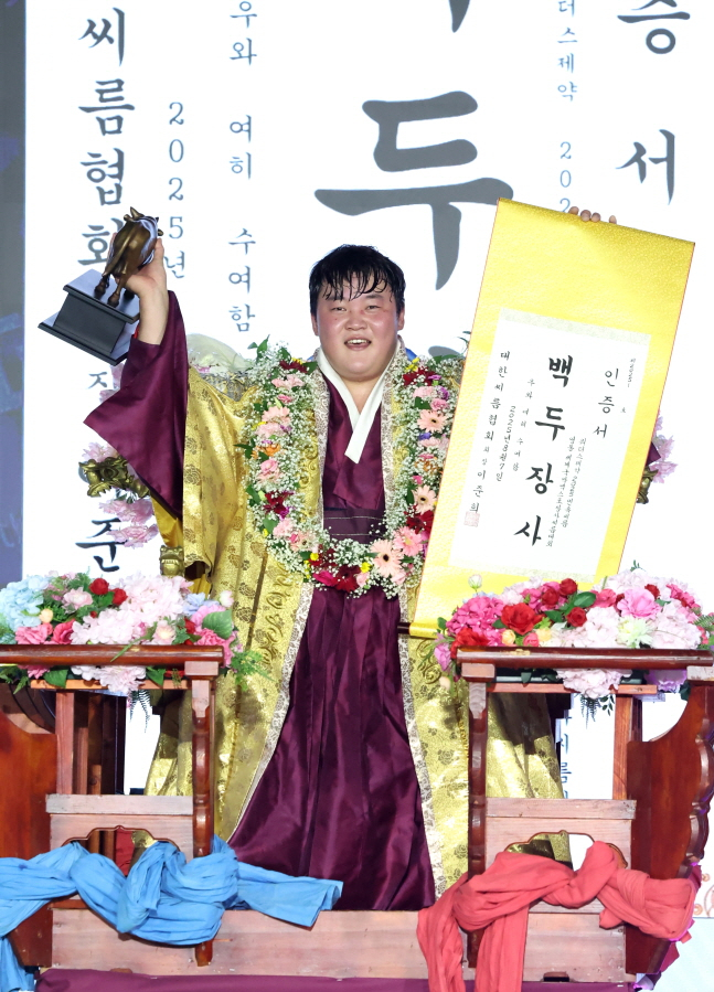 홍지흔이 7일 영동세계국악엑스포장사씨름대회에서 백두장사에 오른 뒤 꽃가마에 올라 세리머니를 펼치고 있다. /사진=대한씨름협회 제공