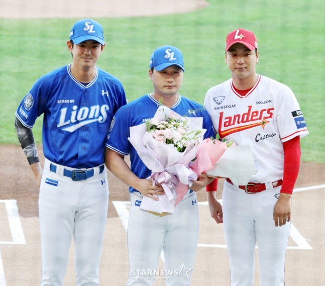 경기 전 오승환(가운데)의 은퇴 기념 행사에 양 팀 주장 구자욱(왼쪽)과 김광현이 함께 기념 촬영을 하고 있다. /사진=강영조 선임기자