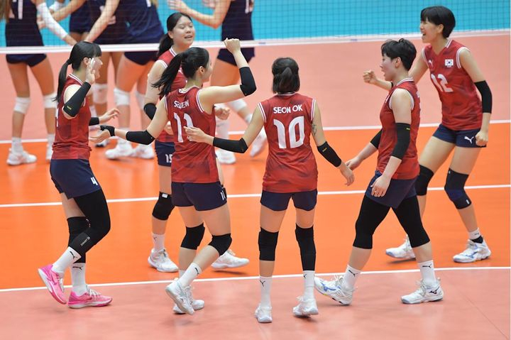 한국 U-21 여자배구 선수들이 득점 후 기뻐하고 있다. /사진=FIVB 홈페이지 갈무리