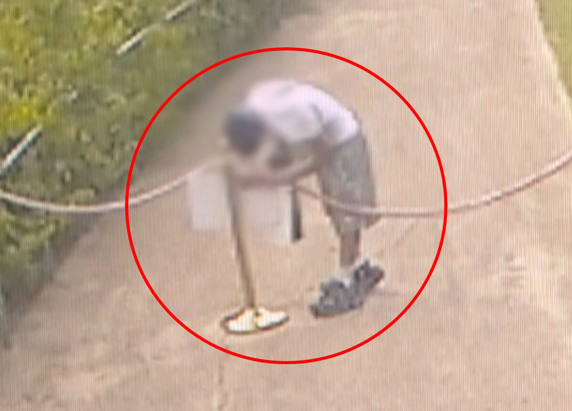 한양도성 보호구역 내 시설물에 이벤트용 스티커를 붙이는 장면 /사진=채널A 화면캡쳐)
