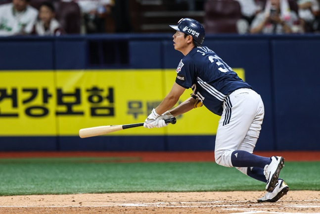 3회초 솔로 홈런을 날린 뒤 타구를 바라보는 정수빈. /사진=두산 베어스 제공