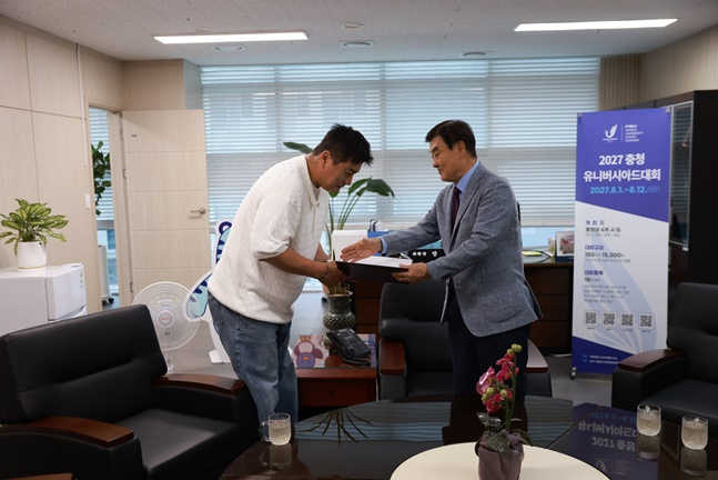 김태균 야구 해설위원(왼쪽)이 강창희 2027 충청 유니버시아드 조직위원장에게 홍보대사 위촉장을 받고 있다. /사진=2027 충청 유니버시아드 조직위원회 제공 