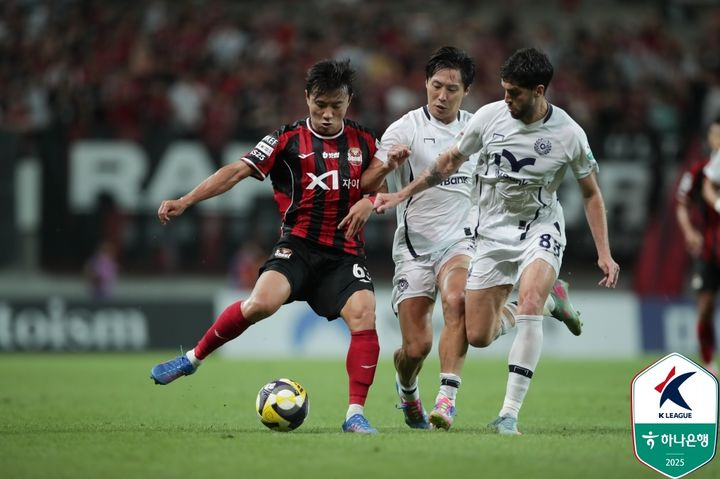 FC서울 수비수 박수일(가운데). /사진=한국프로축구연맹 제공