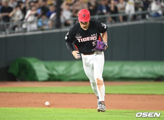 KIA 타이거즈 김도영이 7일 부산 롯데전에서 5회말 무사 1루 상황 때 롯데 자이언츠 윤동희의 타구를 처리하다가 왼쪽 햄스트링 쪽에 통증을 느끼고 있다.