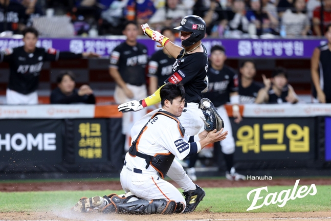 5일 KT전서 황재균과 부딪힌 최재훈. /사진=한화 이글스