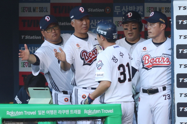 두산 고토 코지 수석 코치(왼쪽에서 2번째)가 득점하는 정수빈을 반기고 있다. /사진=두산 베어스 제공