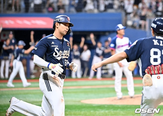두산 강승호(왼쪽)가 9일 키움전 8회초 역전 투런 홈런을 날리고 베이스를 돌고 있다.