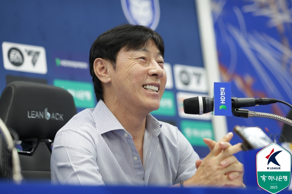 신태용 감독이 기자회견 중 미소짓고 있다. /사진=한국프로축구연맹 제공