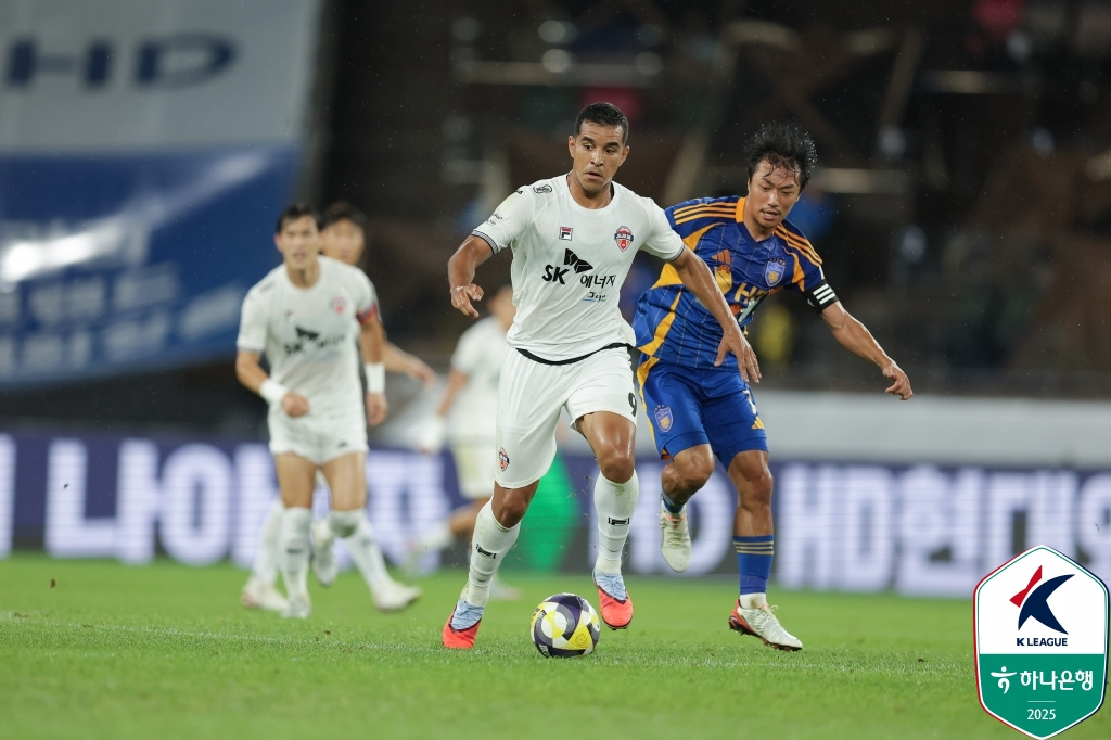 유리 조나탄(가운데)과 고승범(오른쪽), 9일 오후 7시 30분 울산문수축구경기장에서 열린 하나은행 K리그1 2025 25라운드 경기 중. /사진=한국프로축구연맹 제공