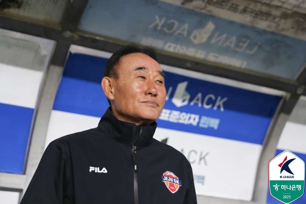 김학범 제주SK 감독이 9일 오후 7시 30분 울산문수축구경기장에서 열린 하나은행 K리그1 2025 25라운드에서 그라운드를 바라보고 있다. /사진=한국프로축구연맹 제공