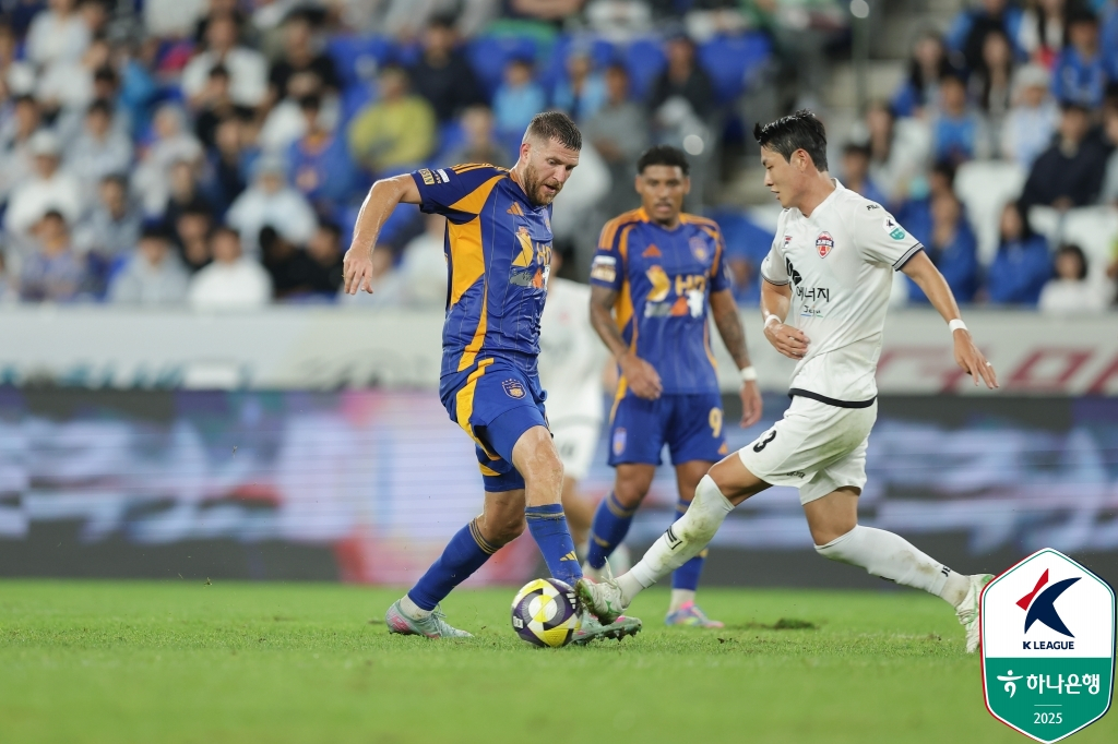 트로야크(왼쪽)와 장민규가 9일 오후 7시 30분 울산문수축구경기장에서 열린 하나은행 K리그1 2025 25라운드 경기 중 경합하고 있다. /사진=한국프로축구연맹 제공