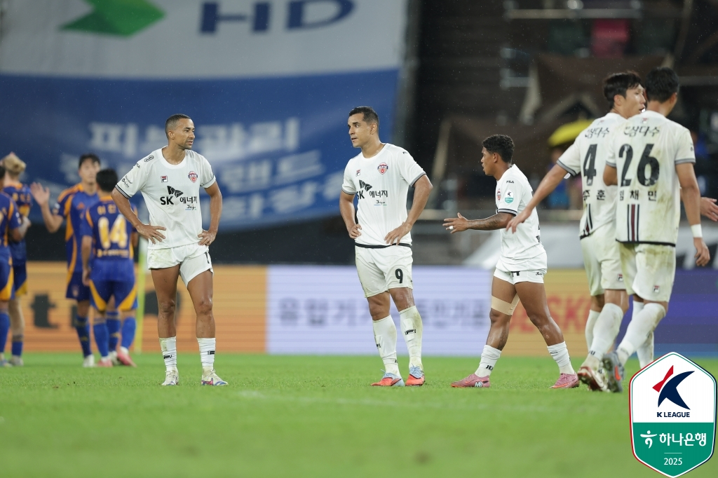 제주SK 선수들이 9일 오후 7시 30분 울산문수축구경기장에서 열린 하나은행 K리그1 2025 25라운드 울산HD전 패배 후 허리에 손을 올리고 있다. /사진=한국프로축구연맹 제공