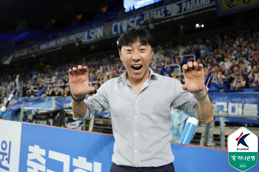 신태용 감독이 울산HD 데뷔전 승리 후 '어흥' 세리머니를 하고 있다. /사진=한국프로축구연맹 제공