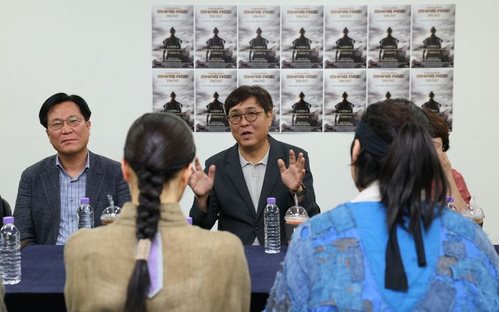 최휘영 문화체육관광부 장관이 8일 서울 종로구 대학로 홍익대학교아트센터 대극장을 방문해 뮤지컬 '스웨그에이지 외쳐, 조선!'을 관람한 뒤 출연진과 관계자를 만나 '케이-뮤지컬' 진흥을 위한 의견을 나누고 있다. /사진=문체부 제공