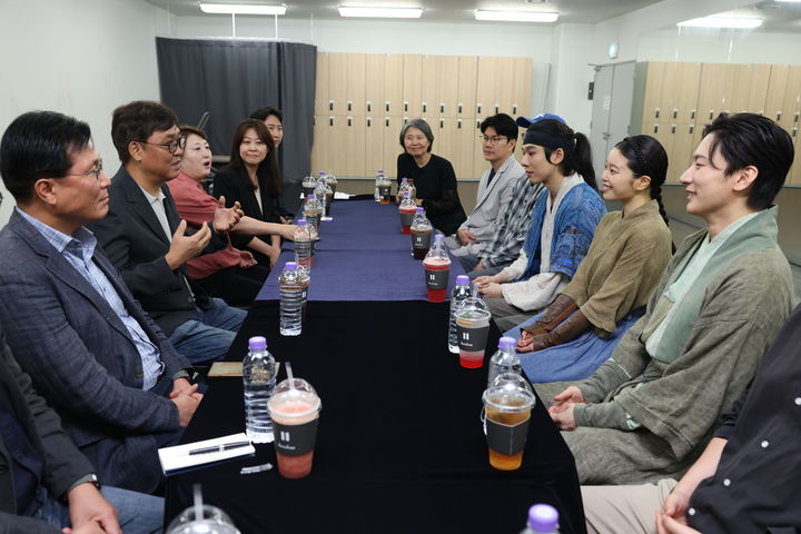 뮤지컬 '스웨그에이지 외쳐, 조선!'을 관람한 최휘영 장관이 출연진과 관계자를 만나 의견을 나누는 모습. /사진=문체부 제공