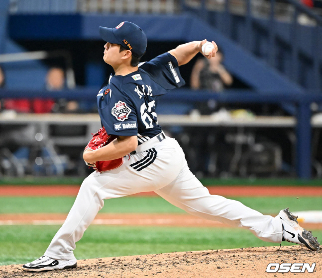 투구하는 김택연.