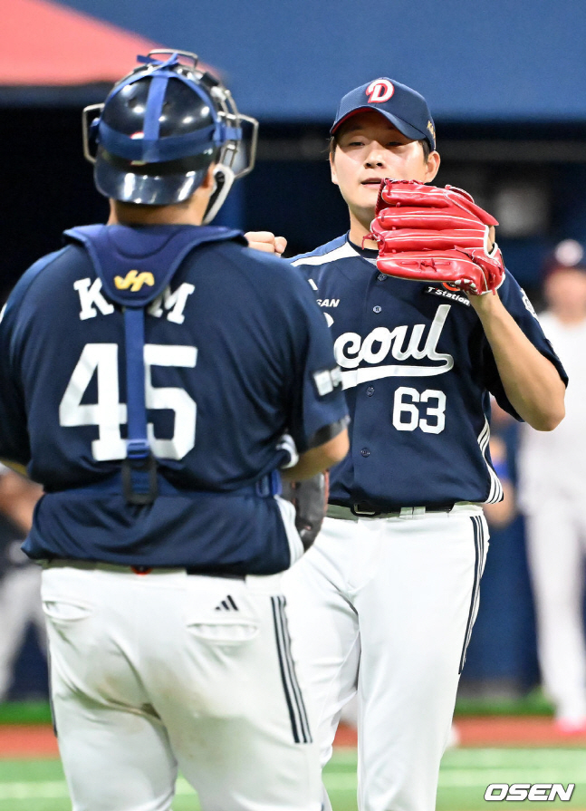 김택연(오른쪽)이 승리를 합작한 김기연과 하이파이브를 하고 있다.