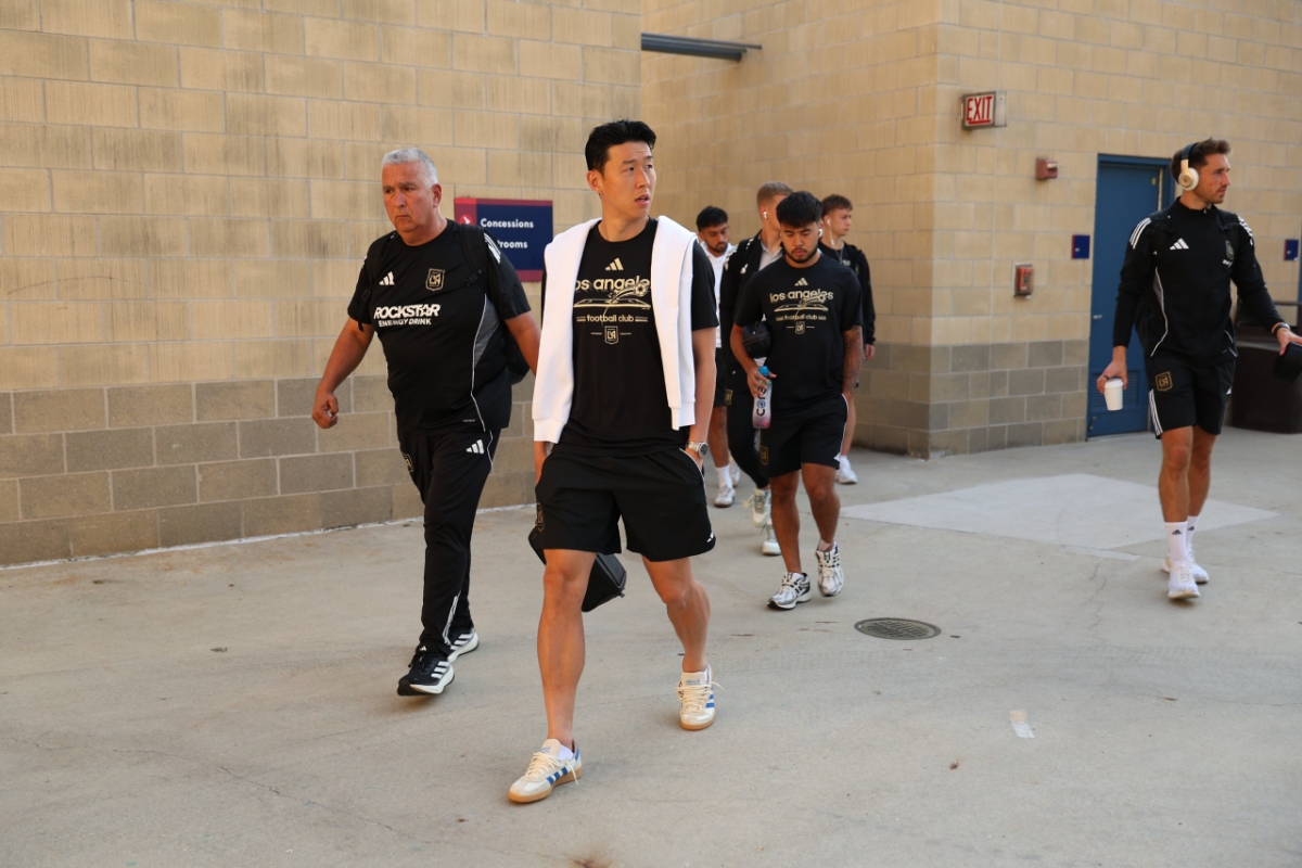 로스앤젤레스(LA)FC 손흥민이 미국프로축구 메이저리그사커(MLS) 26라운드 시카고 파이어전을 앞두고 경기장으로 향하고 있다. /사진=LAFC SNS 캡처