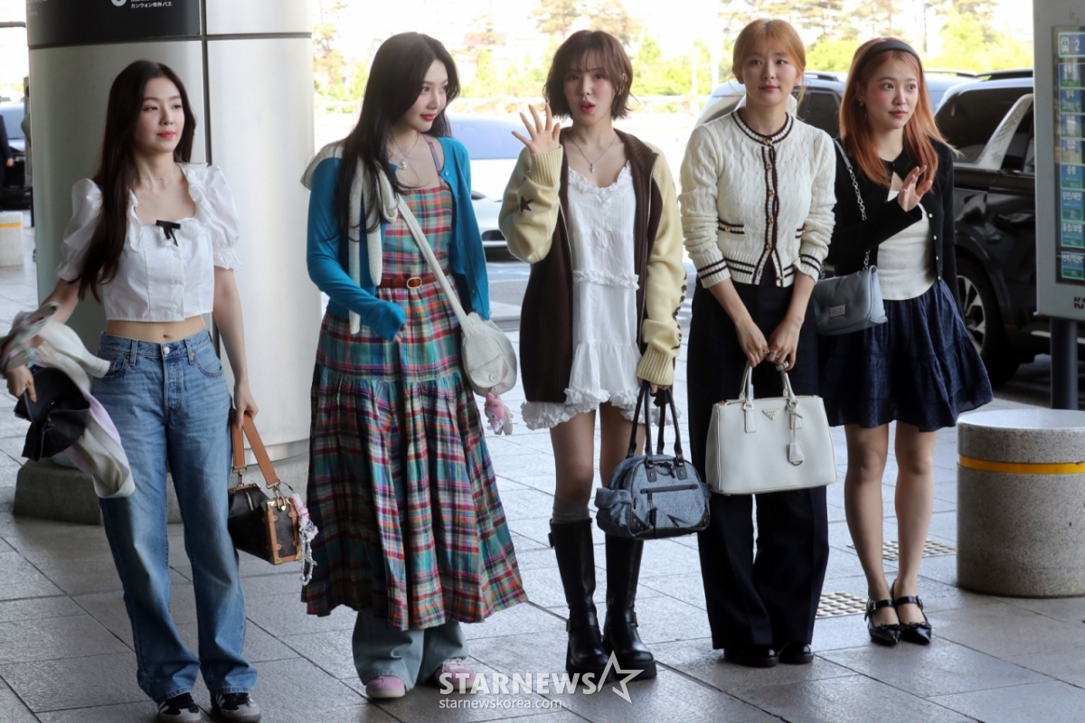 그룹 레드벨벳(Red Velvet) 아이린, 조이, 웬디, 슬기, 예리가 ‘케이콘 재팬 2024’ 공연을 위해 10일 오전 서울 강서구 김포국제공항을 통해 출국하고 있다. 2024.05.10 /사진=임성균