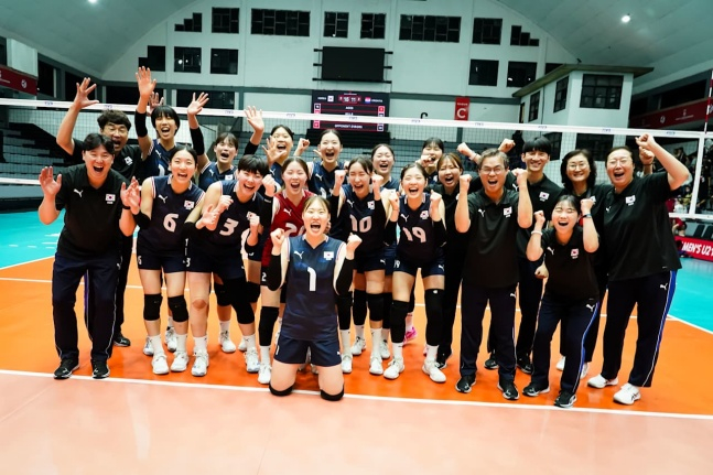 한국 U-21 여자배구 대표팀이 9일(한국시간) 인도네시아 수라바야에서 열린 2025 국제배구연맹(FIVB) 세계선수권대회 조별리그 B조 3차전에서 크로아티아에 3-2 승리하고 기뻐하고 있다. /사진=FIVB 공식 홈페이지 제공