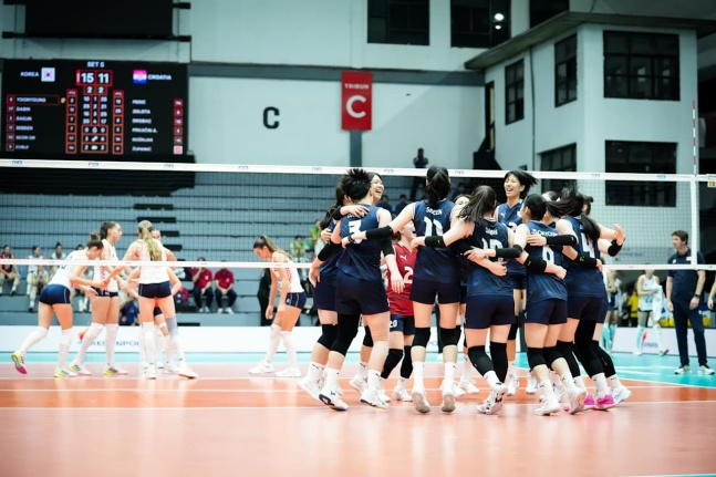 한국 U-21 여자배구 대표팀(오른쪽 검은색 유니폼)이 9일(한국시간) 인도네시아 수라바야에서 열린 2025 국제배구연맹(FIVB) 세계선수권대회 조별리그 B조 3차전에서 크로아티아에 3-2 승리하고 기뻐하고 있다. /사진=FIVB 공식 홈페이지 제공
