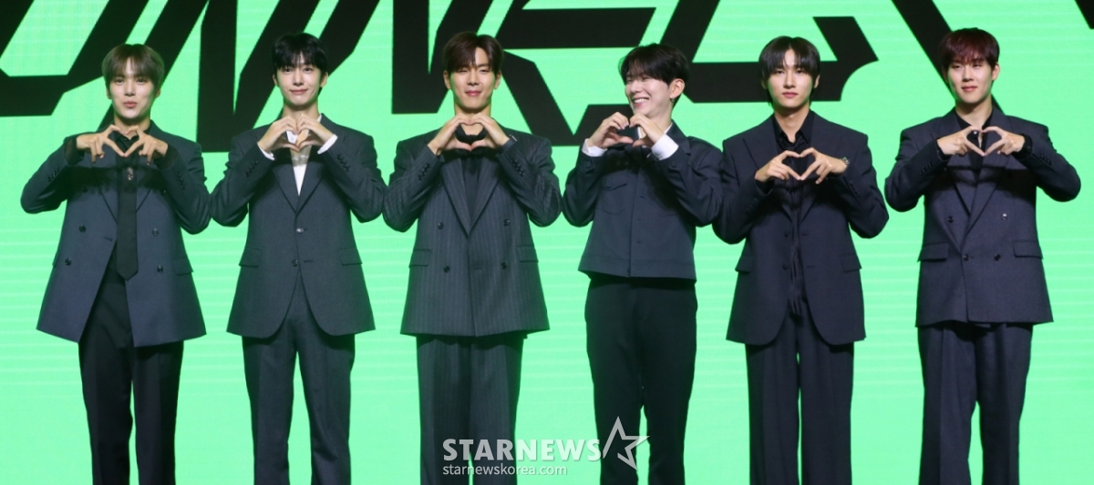 [서울=뉴시스] 김혜진 기자 =  그룹 몬스타엑스(왼쪽부터 민혁, 형원, 셔누, 기현, 아이엠, 주헌)가 16일 오후 서울 영등포구 콘래드 호텔에서 열린 몬스타엑스 데뷔 10주년 기념 기자간담회에서 포즈를 취하고 있다. / 2025.07.16. / jini@newsis.com /사진=뉴시스 김혜진