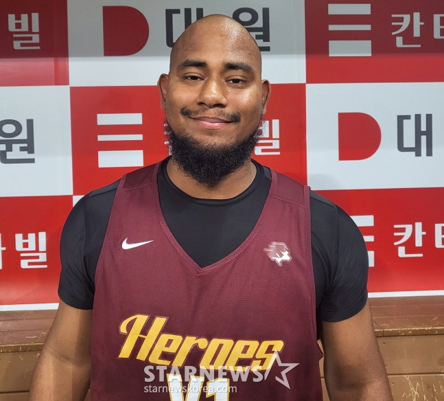 키움 새 외국인 투수 메르세데스가 10일 두산전을 앞두고 취재진과 인터뷰를 하고 있다. /사진=안호근 기자