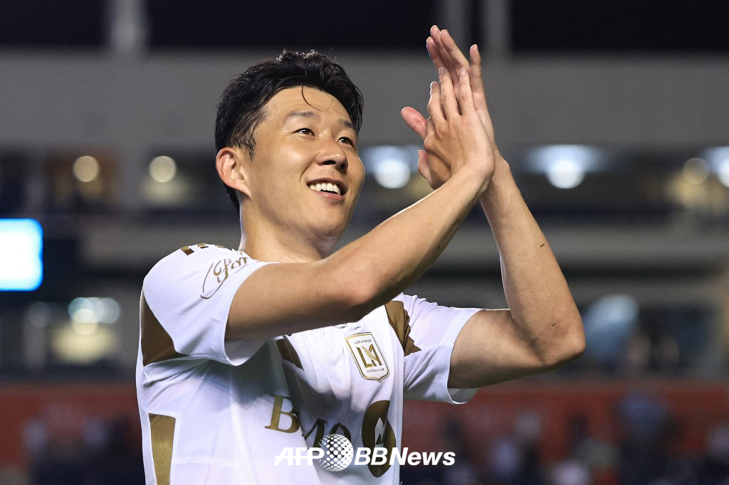 로스앤젤레스(LA)FC 손흥민이 10일 시카고 파이어전을 통해 미국 프로축구 메이저리그사커(MLS) 데뷔전을 치른 뒤 관중들에게 인사하고 있다. /AFPBBNews=뉴스1