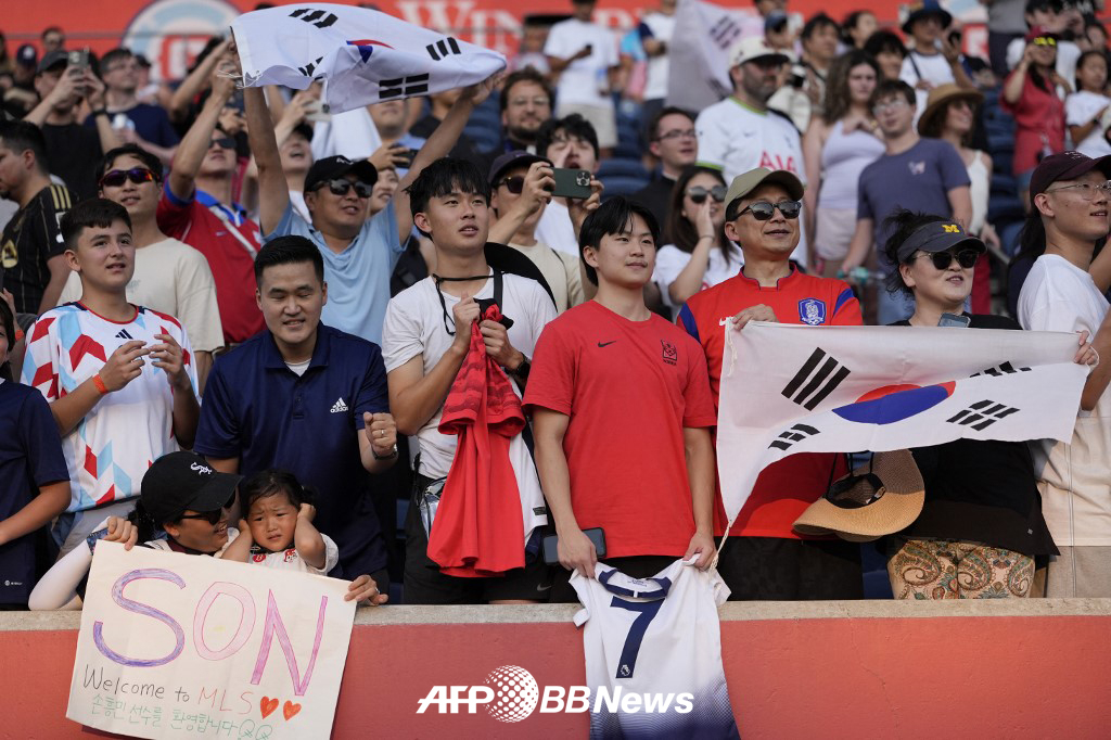 로스앤젤레스(LA)FC 손흥민이 미국 프로축구 메이저리그사커(MLS) 데뷔전을 치른 10일 미국 일리노이주 브리지뷰의 시트긱 스타디움을 찾은 팬들. /AFPBBNews=뉴스1