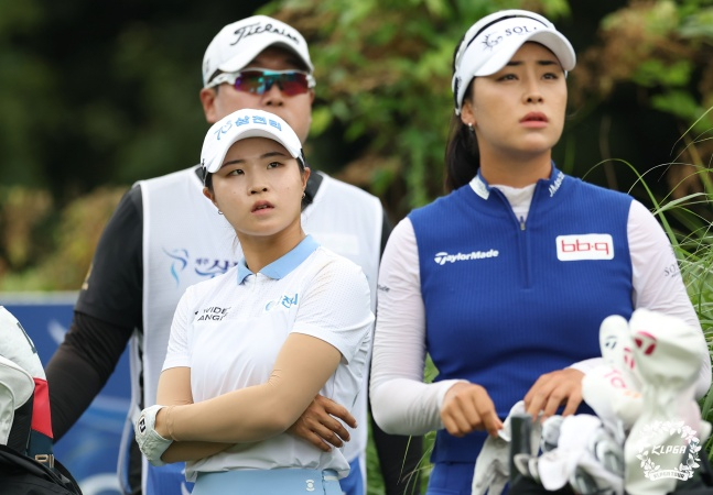 고지원(왼쪽)과 윤이나가 10일 제주 서귀포시에 위치한 사이프러스 골프 앤 리조트에서 열린 KLPGA 제주 삼다수 마스터스 대회 4라운드에 출전했다. /사진=KLPGA 제공