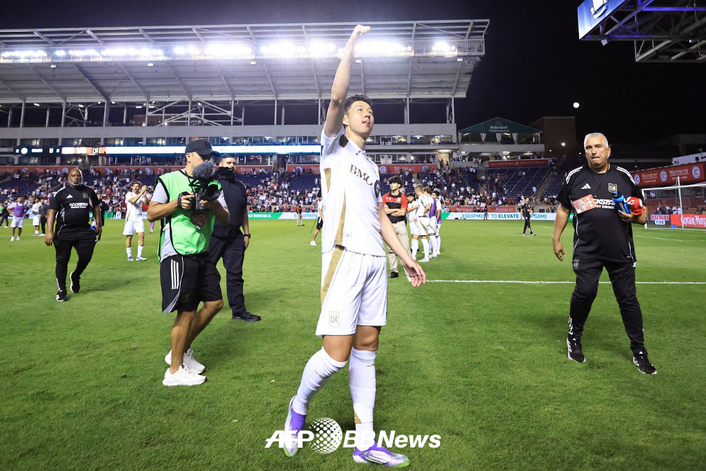 로스앤젤레스(LA)FC 손흥민이 10일 미국 일리노이주 브리지뷰의 시트긱 스타디움에서 열린 시카고 파이어와의 2025 미국프로축구 메이저리그사커(MLS) 2-2 무승부 이후 관중들에게 인사하고 있다. /AFPBBNews=뉴스1