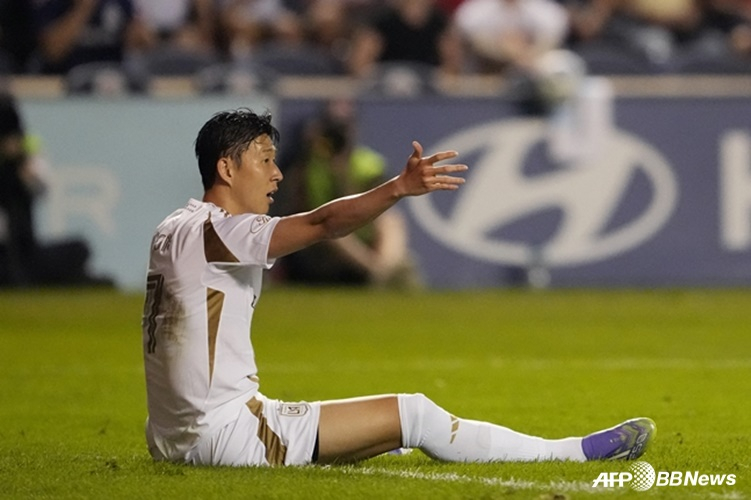 손흥민이 10일(한국시간) 미국 시카고의 시트긱 스타디움에서 열린 LA FC 대 시카고 파이어와의 '2025 미국 메이저리그사커(MLS)'에서 심판에 항의하고 있다. /AFPBBNews=뉴스1