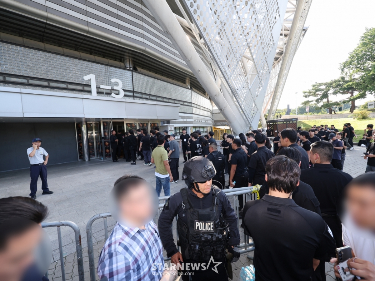 (서울=뉴스1) 황기선 기자 = 10일 오후 서울 송파구 올림픽 체조경기장(KSPO돔) 내 폭발물이 설치 됐다는 신고가 들어와 경찰들이 현장을 통제하고 있다. 경찰 등에 따르면 이날 오후 1시 45분쯤 올림픽공원 내 한국체육산업개발 측으로 'KSPO돔에 폭발물을 설치했다'는 팩스가 접수됐다. 신고를 받은 경찰은 경찰특공대를 투입해 수색을 진행 중이다. 한편 이날 오후 KSPO돔에서 콘서트를 열 예정이던 그룹 더보이즈는 SNS 긴급 공지를 통해 “KSPO DOME 공연장 내부 시설 점검으로 인해 금일 하우스 오픈 및 공연 시작 시간이 부득이하게 연기될 예정”이라고 밝혔다. 2025.8.10/뉴스1 Copyright © 뉴스1. All rights reserved. 무단 전재 및 재배포, AI학습 이용 금지. /사진=(서울=뉴스1) 황기선 기자
