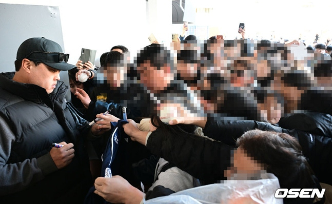 지난해 3월 한화 류현진(맨 왼쪽)이 팬들에게 사인을 해주고 있다. /사진=OSEN